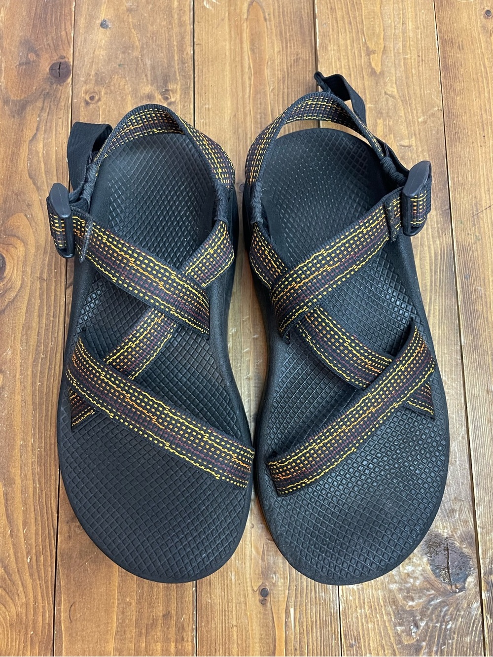 Chaco men’s size 9 Z cloud sandals black with yellow stitching